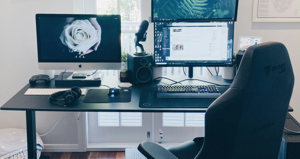 デスク環境を快適にするベースアイテム